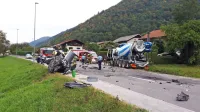 Današnji trk avtomobila in tovornega vozila je bil tako silovit, da 
je 48-letni voznik terenskega vozila na kraju nesreče umrl.