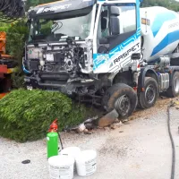 Voznik avtomobila je čelno trčil v sprednji levi del tovornega vozila 
- hruške.