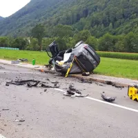 Po trku je osebni avtomobil odbilo nazaj v nasprotni smeri vožnje 
ter ga prevrnilo na streho.