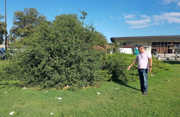 Tomaž Milinkovič kaže, kje ljudje opravljajo svoje potrebe, saj so 
sanitarije na železniški postaji zaklenjene. 