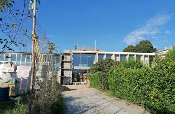 Gradnjo prizidka med telovadnico (na levi)  in staro šolo bodo zaključili predvidoma do konca septembra. 