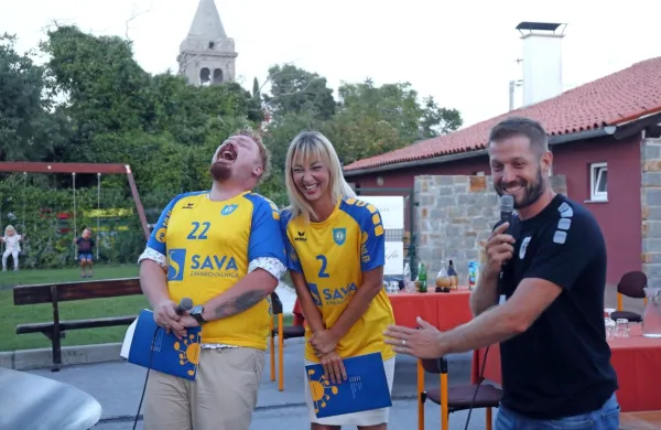 Trener moštva Uroš Rapotec je z izjavami nasmejal navzoče, tudi 
voditelja predstavitve kluba pred novo sezono.