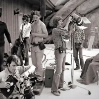 Ekipa filma Druga stran vetra: z desne Orson Welles na stolu, za  
lučjo Gary Graver, skrajno levo Peter Bogdanovich z megafonom v 
rokah