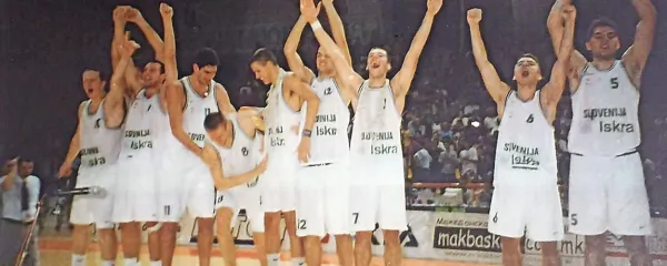 Veselje košarkarske  reprezentance mlajših članov ob osvojenem 
evropskem zlatu na Ohridu leta 2000