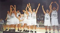 Veselje košarkarske  reprezentance mlajših članov ob osvojenem 
evropskem zlatu na Ohridu leta 2000