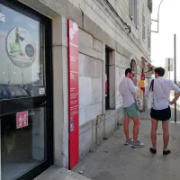 Čeprav je na vratih Mercatorjeve trgovine na izolskem Velikem 
trgu jasno označeno, da se v kopalkah ne vstopa v trgovino,  to 
vsak dan spregleda po 20 posameznikov.    