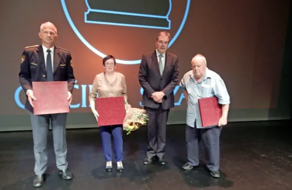 Sežanski župan David Škabar (drugi z desne) se je sinoči zahvalil 
nagrajencem in vsem občanom, ki so si v času epidemije strpno in 
požrtvovalno  med seboj pomagali. 