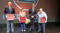Sežanski župan David Škabar (drugi z desne) se je sinoči zahvalil 
nagrajencem in vsem občanom, ki so si v času epidemije strpno in 
požrtvovalno  med seboj pomagali. 