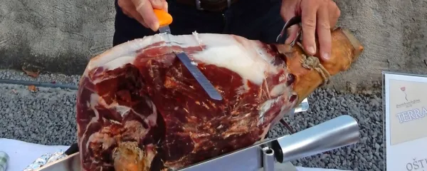 Pred gosti  na roke narezan pršut je ne samo boljši kot vakumsko pakiran, temveč 
tudi doživetje, za katerega so obiskovalci pripravljeni plačati več.  