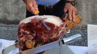 Pred gosti  na roke narezan pršut je ne samo boljši kot vakumsko pakiran, temveč 
tudi doživetje, za katerega so obiskovalci pripravljeni plačati več.  