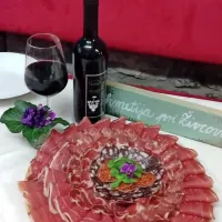 Narezek domačih mesnin in domač teran - klasična kombinacija, s katero so 
goste navdušili  številni kraški vinogradniki.