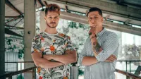  Tomažu Marcu - Tomosu (desno) se je v najnovejši plesni uspešnici kot pevec pridružil Andrej Orel. 