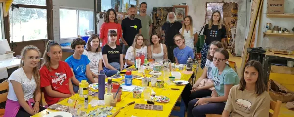 Mojster Dekanske šole Ivo Kisovec (stoji zadaj v sredini ) in mentorji so v  udeleženkah poletne šole dekorativnega ustvarjanja v Rižani  prepoznali talentirane bodoče dekorativne umetnice.