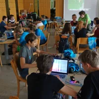 Na poletnem taboru računalništva v Novi Gorici so udeleženci iz vse Slovenije  izdelovali pri mladini zelo priljubljene 
računalniške igrice.