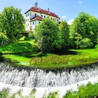 Mogočni Gradac v okljuku Lahinje.