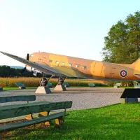 Ob poti je pred vasjo Otok razstavljeno letalo iz druge svetovne vojne DC3. Gre za nekdanje letalo jugoslovanske vojske, ki so 
ga postavili v spomin zasilnim partizanskim letališčem. Najbližje belokranjsko je v nekaj kilometrov oddaljenem Prilozju.



