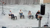 V pogovoru z Ireno Urbič (z leve) Marijan Suša, Pavel Skrinjar in 
Aleksander Peršolja