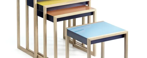 Geometrija barv. Za malo manj kot 1800 evrov lahko pri nemškem
podjetju Einrichten Design naročite serijo mizic - Bauhaus Nesting
Tables.
