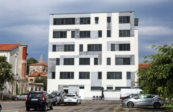 Na Vojkovem nabrežju v Kopru je eden redkih študentskih domov, 
v katerem lahko prebivajo mladi, ki študirajo v Kopru.