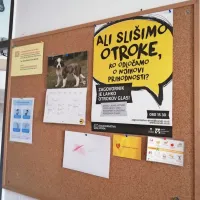 Oglasi na tabli, ki spodbujajo otroke in starše k sodelovanju s 
centrom. 