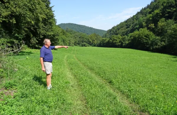 Jože Samsa na svojem travniku, ki so si ga nekateri izbrali 
namesto ceste, kaže, do kod naj bi segalo akumulacijsko jezero po 
načrtih iz leta 2006. 