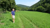 Jože Samsa na svojem travniku, ki so si ga nekateri izbrali 
namesto ceste, kaže, do kod naj bi segalo akumulacijsko jezero po 
načrtih iz leta 2006. 