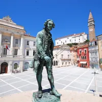 Giuseppe Tartini je mladost preživel v Piranu, njegova družina ima 
grobnico sredi samostanske cerkve  sv. Frančiška, pokopan pa je v 
Padovi. Foto: Ubald Trnkoczy/arhiv občine Piran
