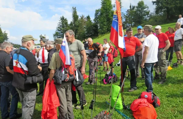 Pohodniki v spomin na prenos ranjencev avgusta leta 1944 iz treh smeri so se letos prvič srečali 
na Vojščici.