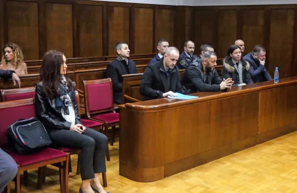 Šest  obtoženih  je  bilo  vse od aretacij  januarja lani do februarja 
letos  v priporu, zdaj pa na začetek sojenja čakajo na prostosti.   