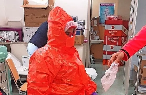 V ambulantah za covid-19 je nujna uporaba zaščitne opreme, ki jo 
morajo, tako kot vse ostale stroške doslej, plačati ZD sami.