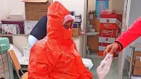 V ambulantah za covid-19 je nujna uporaba zaščitne opreme, ki jo 
morajo, tako kot vse ostale stroške doslej, plačati ZD sami.