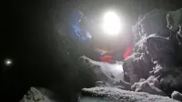 Nemško planinko so bovški gorski reševalci tik pod vrhom 
Mangarta oskrbeli in jo nato z nosili prenesli do Mangartskega 
sedla.