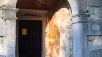 Vhod in notranjost cerkve na Barki kažeta žalostno podobo.