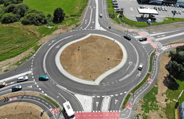 Še zadnje semaforizirano križišče v mestu je nadomestilo že 
deveto krožišče, tako imenovano turbokrožišče. 