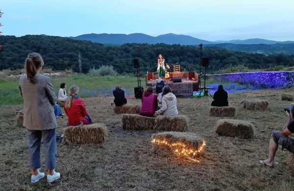 Prizorišče na jasi v vasici Beka, ko je pod noč nastopila pesnica 
Zalka Drglin 

