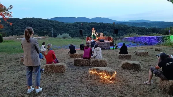 Prizorišče na jasi v vasici Beka, ko je pod noč nastopila pesnica 
Zalka Drglin 

