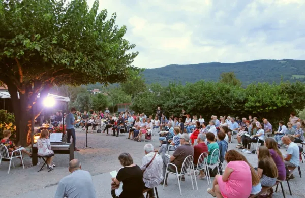 Jančarjevo literaturo pod murvo na dvorišču gostilne pri Ivančkovih je užilo veliko obiskovalcev, poprej kajpada razkuženih. 