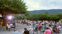  Jančarjevo literaturo pod murvo na dvorišču gostilne pri Ivančkovih je užilo veliko obiskovalcev, poprej kajpada razkuženih. 
