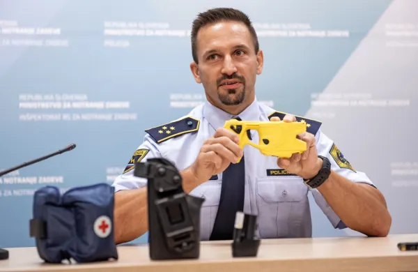 Od danes rumene paralizatorje uporabljajo tudi slovenski policisti.

