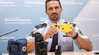 Od danes rumene paralizatorje uporabljajo tudi slovenski policisti.


