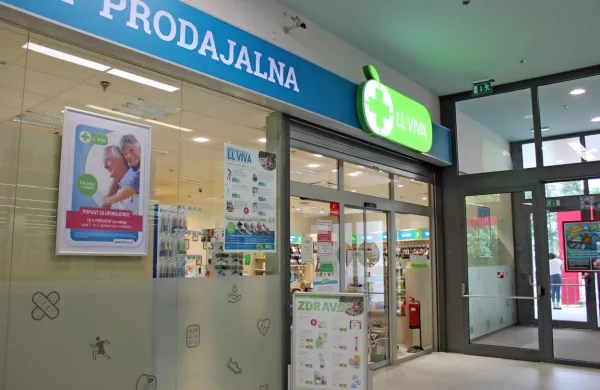 V prostorih nesojene postojnske lekarne, ki jo je Lekarna Ljubljana 
zaprla,  od lani deluje specializirana prodajalna LL Viva. 