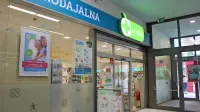 V prostorih nesojene postojnske lekarne, ki jo je Lekarna Ljubljana 
zaprla,  od lani deluje specializirana prodajalna LL Viva. 