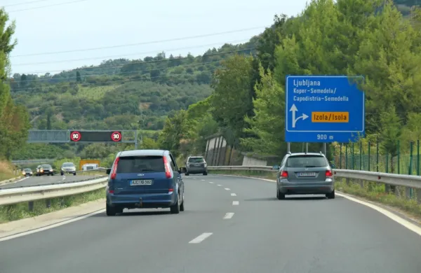 Modra tabla za hitre ceste, čez sto metrov pa omejitev hitrosti na 
90 kilometrov na uro. 