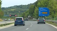 Modra tabla za hitre ceste, čez sto metrov pa omejitev hitrosti na 
90 kilometrov na uro. 