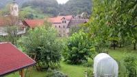 Travnik v solasti občine in KS Cerkno, na katerem naj bi zgradili stanovanjski blok, leži v središču 
Cerknega.