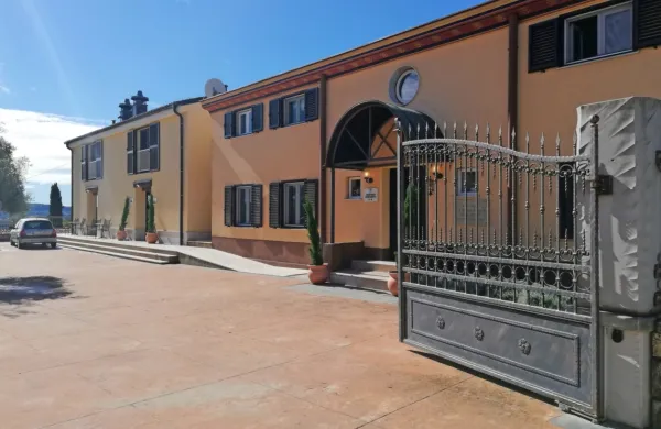 Del   kompleksa Stara šola, ki so mu dali takšno ime, ker je tam  leta 
1819 začela delovati slovenska ljudska šola.