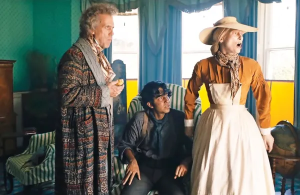V sredini Dave Patel v vlogi Davida Copperfielda, desno Tilda Swinton 
v vlogi babice, levo pa Peter Capaldi v vlogi gospoda Micabwerja.