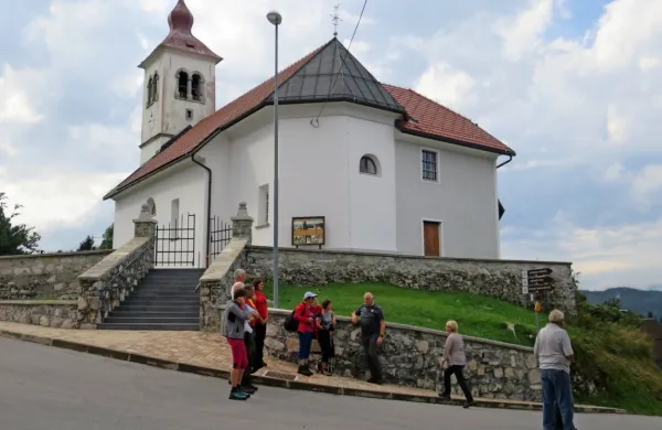 Vojsko (na fotografiji 350 letna cerkev sv. Jožefa) je dobilo odličen 
dokumentarec o sebi po scenariju in v režiji dr. Uroša Lipuščka.