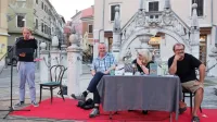 Na koprskem Prešernovem trgu, Mudi, sta svoja sveže prevedena in pri Gogi izdana romana predstavila Ahmed Burić (desno) in  Velibor Čolić, s katerima se je 
pogovarjala  Irena Urbič. Odlomke iz njunih romanov je interpretiral  igralec Rok Matek  iz koprskega gledališča.