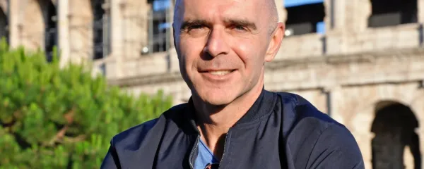 Janko Petrovec je dopisnik RTV Slovenija v Italiji. Preden je stopil 
na poklicno novinarsko pot, je bil daljše obdobje član Slovenskega 
stalnega gledališča v Trstu.